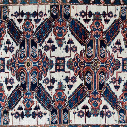 Null 
一座古老的东方地毯桥，米色的地面上有一个不寻常的几何图案，色彩浓烈，漂亮，保存完好，油漆擦伤，大约140 x 210厘米。高加索地区？