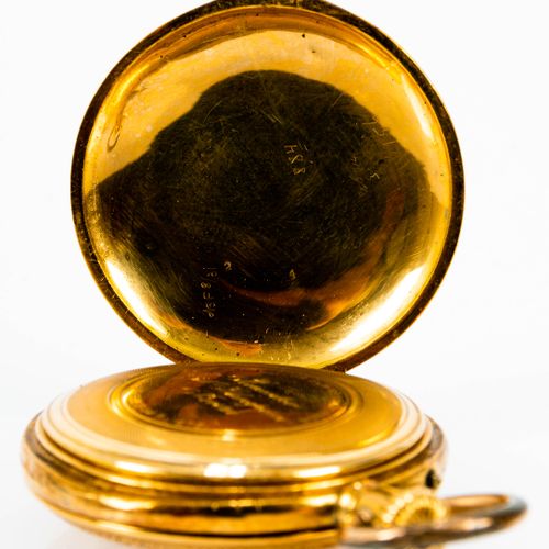 Null 
古董女式怀表，无印记的18K黄金表壳，前盖有釉面表盘开口，罗马数字部分涂抹，精心雕刻的表壳，直径约34毫米，防尘盖上刻有："REMONTOIR BL&hellip;