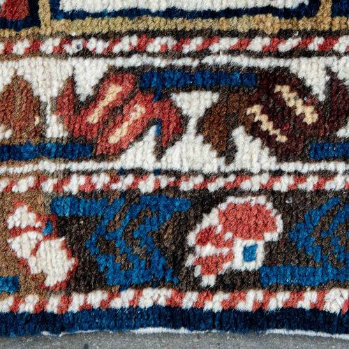 Null 
一座古老的东方地毯桥，米色的地面上有一个不寻常的几何图案，色彩浓烈，漂亮，保存完好，油漆擦伤，大约140 x 210厘米。高加索地区？