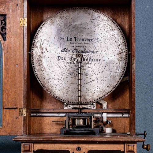 Null 
Gran "POLYPHON" de Polyphon Werke, Leipzig circa 1900, caja de nogal acris&hellip;