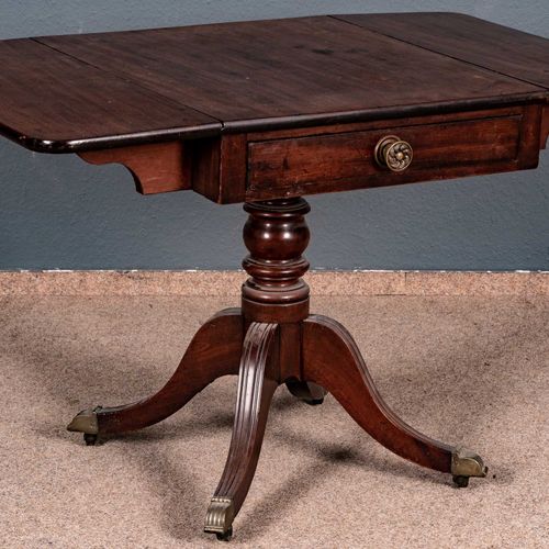 Null 
Antico tavolo da tè inglese, Regency c. 1800/20, in mogano, con ampio cass&hellip;