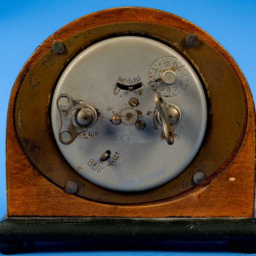Null 
Antike Tischuhr um 1920, lackiertes Wurzelholzgehäuse, eingesetztes Uhrwer&hellip;