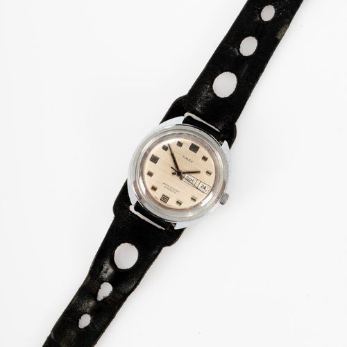 Null 
1960/70年代的老式TIMEX男士腕表，配皮制潜水员表带，抛光不锈钢，表盘上有阿拉伯数字和刻度，中央秒针，"3 "上有星期和日期指示。状况良好，&hellip;