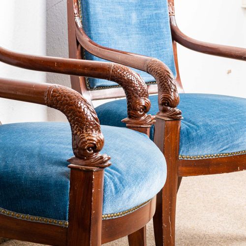 Null 
一对优雅的新帝国扶手椅，所谓的fauteuils。Fauteuils，法国19世纪末或20世纪初；圆形的扶手结束于详细雕刻的海豚头；圆形的靠背，旧的&hellip;