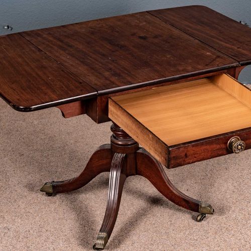 Null 
Antico tavolo da tè inglese, Regency c. 1800/20, in mogano, con ampio cass&hellip;