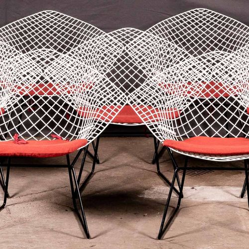 Null 
9个系列的 "钻石椅"。由Harry BERTOIA（1915 - 1978）设计，由Knoll International制造，白色涂层的座椅，黑&hellip;