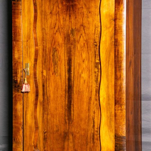 Null 
古董单门亚麻布柜，大约在1830/40年的奥地利，单门柜用精选的胡桃木和胡桃根木贴面（在实心针叶树木体上）；未经修复，旧的返工发现的状况，门叶有褶皱&hellip;