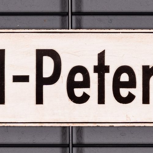 Null 
"Am Karl-Peters-Platz "搪瓷街牌，长约90厘米。轻微损坏。