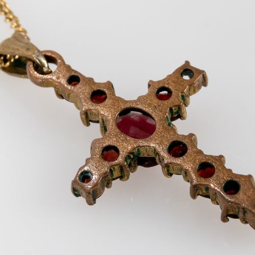 Null 
333 yellow gold necklace with cross pendant, the latter set with garnet st&hellip;