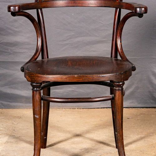 Null 
THONET的古董扶手椅，深棕色染色的弯曲木料；旧的修补，状况良好，不完美；座位下面有品牌："THONET AUSTRIA"；靠背高度约83厘米，座&hellip;