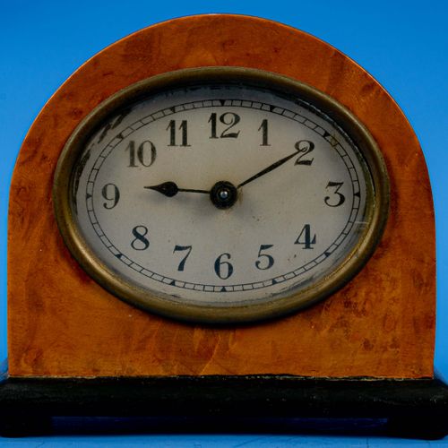 Null 
Horloge de table antique vers 1920, boîtier en bois de racine laqué, mouve&hellip;