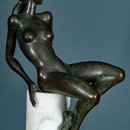 Null 
"柱子上的裸女"--塞尔吉奥-卡佩里尼的情色铜像。意大利大理石柱上的青灰色斑驳的女性裸体坐姿。完整的雕刻，自然地加工的当代青铜。右大腿上有 "Cap&hellip;