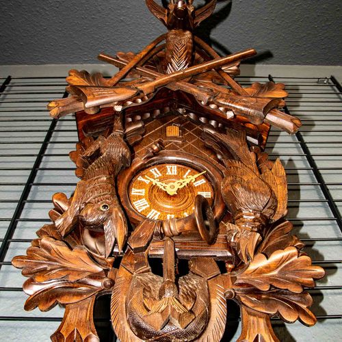 Null 
Imponente orologio a "cucù", seconda metà del XX secolo, cassa in legno co&hellip;