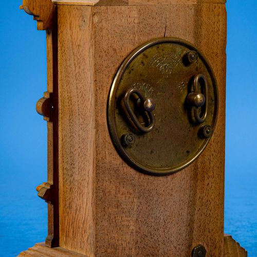 Null 
古斯塔夫-贝克尔小闹钟，胡桃木外壳上装饰有黄铜装饰品，未经测试的机械机芯；总高度约为18厘米，背面的防尘罩上标有Lenzkirch。