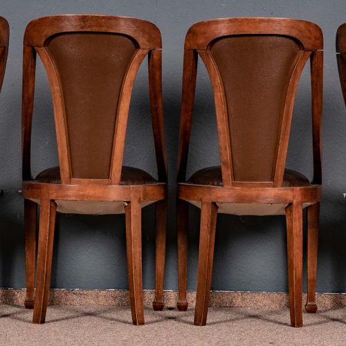 Null 
一套4把法国新艺术风格的软垫椅。新艺术派，可能是1900年左右的南希。 实心胡桃木，上角部分有塑料 "蓟 "的雕刻装饰，旧的皮革封面。美丽的，有点胶&hellip;