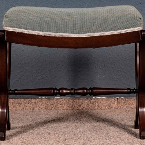 Null 
老式软垫凳，平软垫长方形座椅，支架底座，桃花心木色漆面，未修复状态。约47 x 55 x 33厘米。