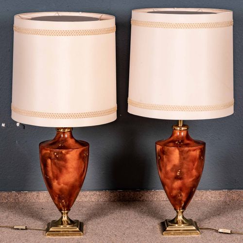 Null 
Paar stilvoller Tischlampen, bräunlich staffierter Porzellankörper an Mess&hellip;