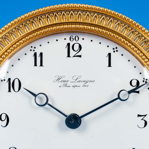 Null 
Elegante Tischuhr, Ziffernblatt bez.: "Hour Lavigne a Paris de puis 1848",&hellip;