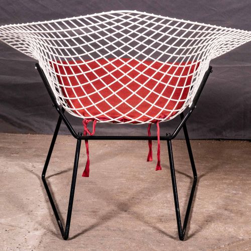 Null 
9个系列的 "钻石椅"。由Harry BERTOIA（1915 - 1978）设计，由Knoll International制造，白色涂层的座椅，黑&hellip;