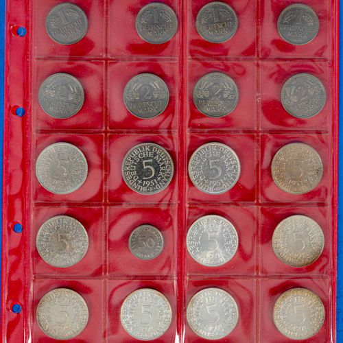 Null 
Colección de 28 monedas del Marco D, desde 50 Pfennig hasta 5,- DM; en div&hellip;