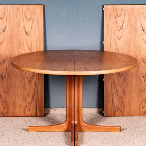 Null 
Large round extension table of the probably 1970 / 80s, unmarked teak fram&hellip;