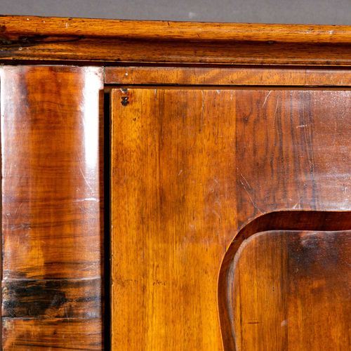 Null 
古董单门亚麻布柜，大约在1830/40年的奥地利，单门柜用精选的胡桃木和胡桃根木贴面（在实心针叶树木体上）；未经修复，旧的返工发现的状况，门叶有褶皱&hellip;