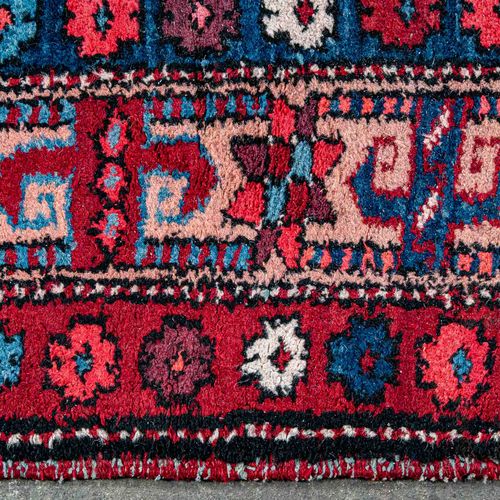 Null 
大型红地Heriz地毯画廊，约122 x 345厘米，伊朗，可能是20世纪60年代/70年代；部分较为破损或损坏。