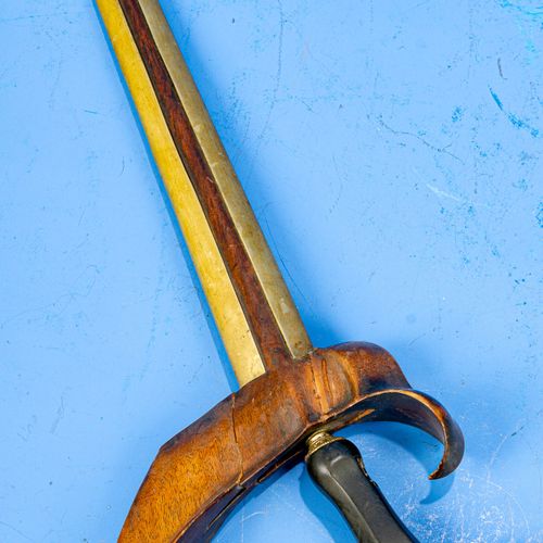 Null 
较早的KRIS匕首，亚洲地区，珍贵的木质刀鞘，有装饰性雕刻的手柄，刀身长约36厘米。总长约48.5厘米。损害。