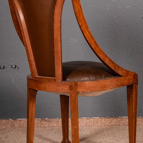 Null 
一套4把法国新艺术风格的软垫椅。新艺术派，可能是1900年左右的南希。 实心胡桃木，上角部分有塑料 "蓟 "的雕刻装饰，旧的皮革封面。美丽的，有点胶&hellip;