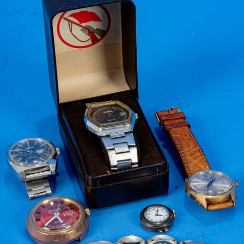 Null 
6件套的各种卷轴。20世纪的腕表，包括：2个女式腕表和4个男式腕表，其中包括格拉苏蒂和Ruhla的品牌；未经测试。