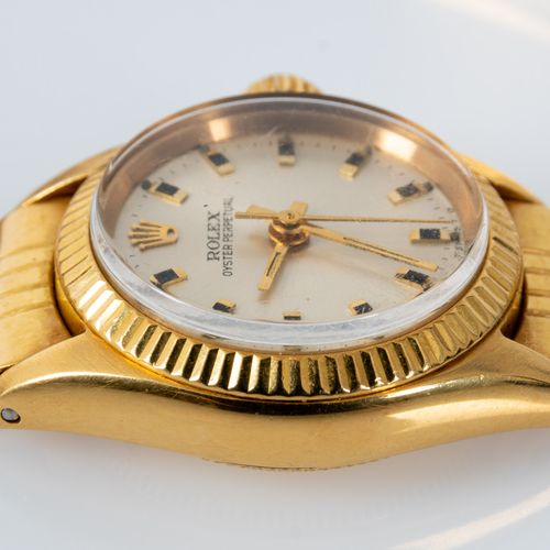 Null 
经典的ROLEX OYSTER PERPETUAL AUTOMATIC女士腕表，表壳直径约25毫米，18K黄金和原版链节表带，带折叠表扣。可能是20&hellip;