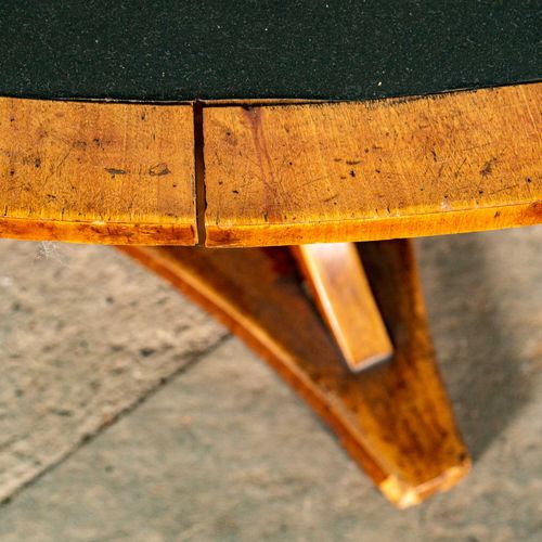 Null 
Antiker ovaler Salontisch, wohl Ahorn oder Pappel massiv und auf Nadelholz&hellip;