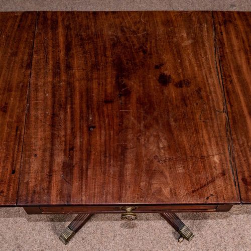 Null 
英国古董茶桌，摄政时期约1800/20，桃花心木，宽敞的大抽屉，侧桌的桌面在需要时可以折叠并锁定。翻转的桌柱有4条略微外扩的桌腿，顶部有凹槽，末端是&hellip;