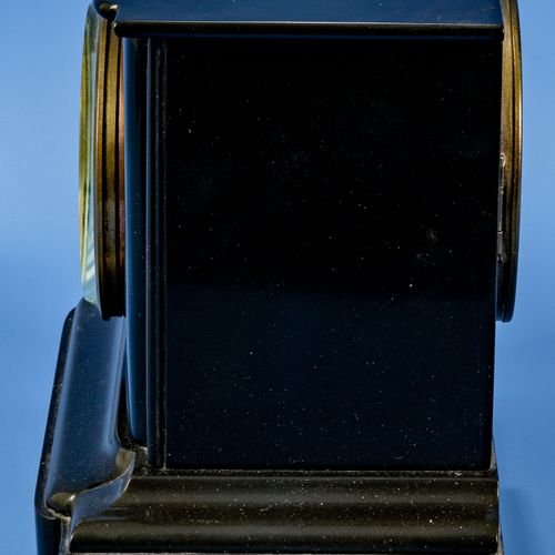 Null 
约1900/20年的普通黑色壁炉钟；状况很好，未经测试的机械机芯在钟上敲击，刻面玻璃窗格，带有罗马数字的白色珐琅表盘，上发条的钥匙孔周围有极少的零件&hellip;