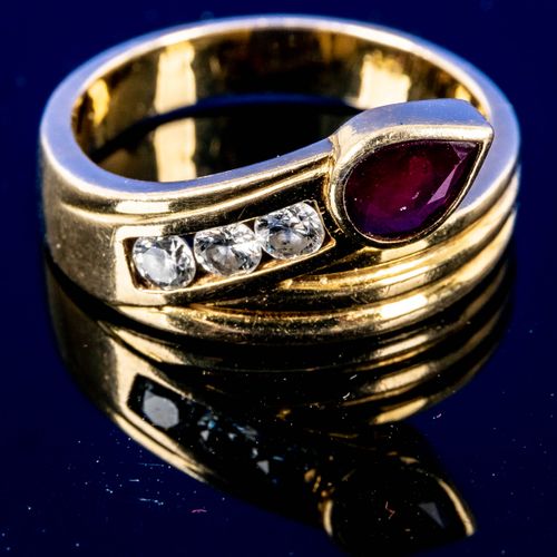 Null 
Eleganter 18 K Gelbgold-Ring mit eingefassten Diamanten und Rubintropfen, &hellip;
