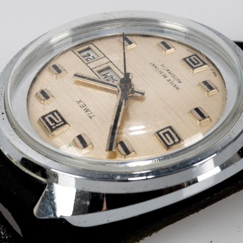 Null 
1960/70年代的老式TIMEX男士腕表，配皮制潜水员表带，抛光不锈钢，表盘上有阿拉伯数字和刻度，中央秒针，"3 "上有星期和日期指示。状况良好，&hellip;
