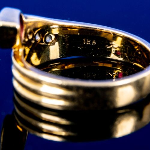Null 
优雅的18K黄金戒指，镶嵌钻石和红宝石，内径约17-18毫米，毛重约5克。精美的金匠作品。