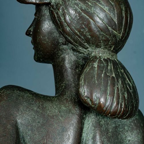 Null 
"柱子上的裸女"--塞尔吉奥-卡佩里尼的情色铜像。意大利大理石柱上的青灰色斑驳的女性裸体坐姿。完整的雕刻，自然地加工的当代青铜。右大腿上有 "Cap&hellip;