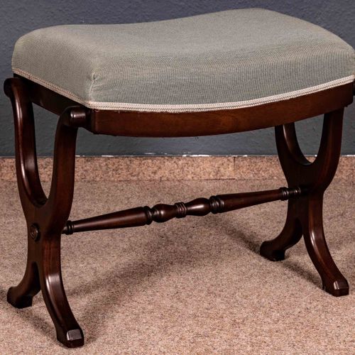 Null 
Taburete tapizado antiguo, asiento rectangular tapizado plano, base con ti&hellip;