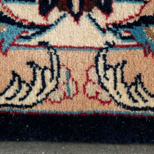 Null 
(几乎是）方块地毯，蓝地，中央的徽章被花朵和藤蔓叶子包围，被宽边框框住；大约192 x 200厘米。美丽，不干净的状态。20世纪末/21世纪初。
