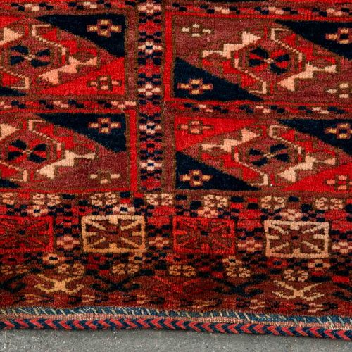 Null 
Antica tenda Tekke-Turkmene appesa, circa 63 x 122 cm.