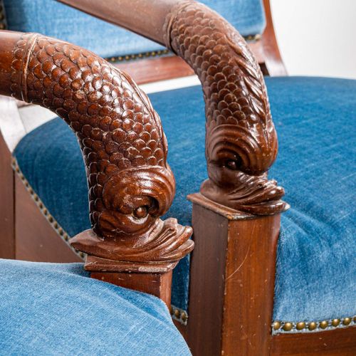 Null 
一对优雅的新帝国扶手椅，所谓的fauteuils。Fauteuils，法国19世纪末或20世纪初；圆形的扶手结束于详细雕刻的海豚头；圆形的靠背，旧的&hellip;