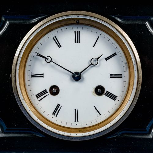 Null 
约1900/20年的普通黑色壁炉钟；状况很好，未经测试的机械机芯在钟上敲击，刻面玻璃窗格，带有罗马数字的白色珐琅表盘，上发条的钥匙孔周围有极少的零件&hellip;