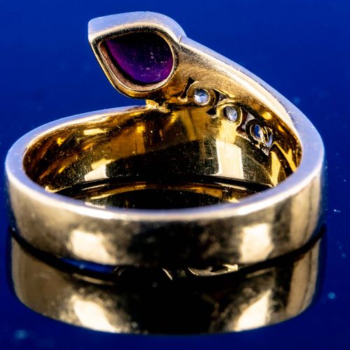 Null 
优雅的18K黄金戒指，镶嵌钻石和红宝石，内径约17-18毫米，毛重约5克。精美的金匠作品。