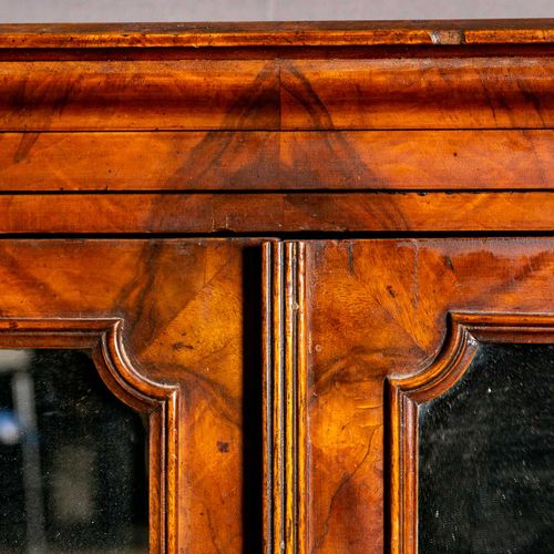 Null 
古董镜面餐具柜，搁置在一个较高的双门主体上，弯曲的腿，胡桃木和胡桃根木实木和针叶木主体上的饰面；美丽，未经修复的发现状态，完整的镜子玻璃，黄铜配件，&hellip;