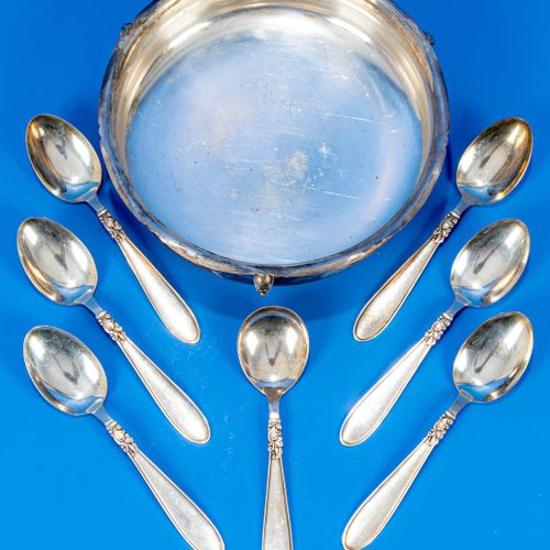 Null 
一套8件镀银作品，包括一个圆碗（直径约22.5厘米）和7个汤匙。