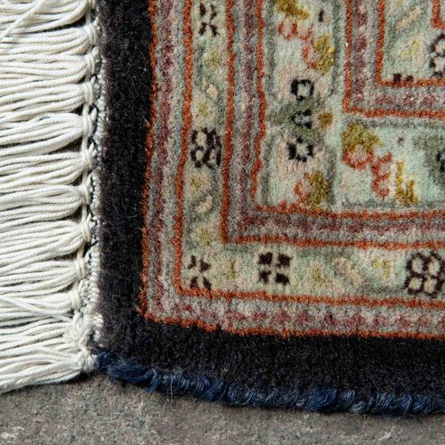 Null 
非常好的Bijar，有丝绸亮点，西北波斯，约1940年，尺寸：约297 x 197厘米。棉花上打结的羊毛。 贝壳边缘的奖章。一件旧的Bidjar，有&hellip;