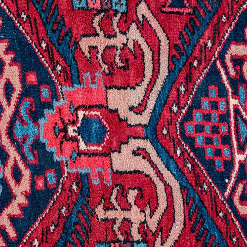 Null 
大型红地Heriz地毯画廊，约122 x 345厘米，伊朗，可能是20世纪60年代/70年代；部分较为破损或损坏。