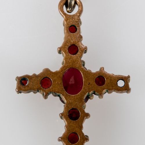 Null 
333黄金项链，十字架吊坠，镶嵌石榴石。吊坠由墓碑材料制成。链长约38厘米，十字架长约2.2厘米（不含孔眼）。