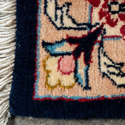 Null 
(几乎是）方块地毯，蓝地，中央的徽章被花朵和藤蔓叶子包围，被宽边框框住；大约192 x 200厘米。美丽，不干净的状态。20世纪末/21世纪初。
